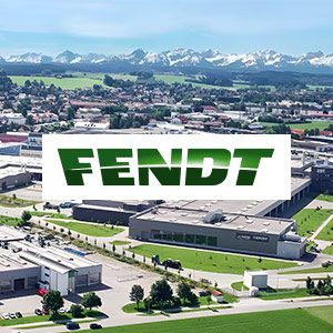 Grünes Fendt-Logo auf einem weißen Reckteck. Im Hintergrund ist eine Drohnenfotografie des Fendt-Standorts in Marktoberdorf zu sehen.